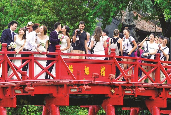 Cây cầu đón linh khí Hồ Gươm Giới trẻ chọn Thê Húc là nơi bày tỏ tình cảm. Ảnh: PV