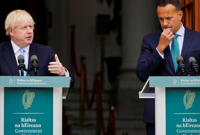 Thủ tướng Anh vật vã giành lại quyền kiểm soát Brexit Thủ tướng Anh Boris Johnson (trái) phát biểu cùng Thủ tướng Ireland Leo Varadkar tại Dublin ngày 9/9. Ảnh: Reuters