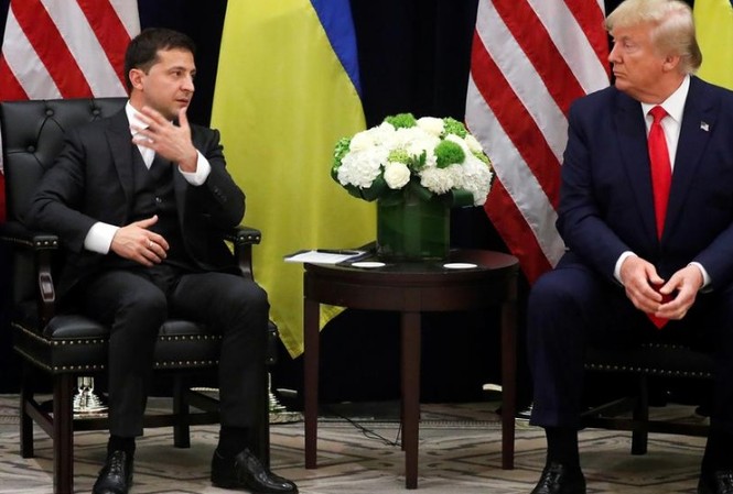 Tổng thống Ukraine rơi vào tai nạn ngoại giao tai hại Tổng thống Ukraine Volodymyr Zelenskiy gặp Tổng thống Mỹ Donald Trump tại New York ngày 25/9. Ảnh: Reuters