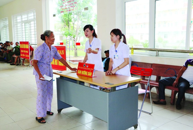 Đoàn viên hỗ trợ người dân, DN thực hiện thủ tục qua dịch vụ công trực tuyến ĐVTN Bệnh viện Đa khoa Hà Tĩnh hướng dẫn người bệnh