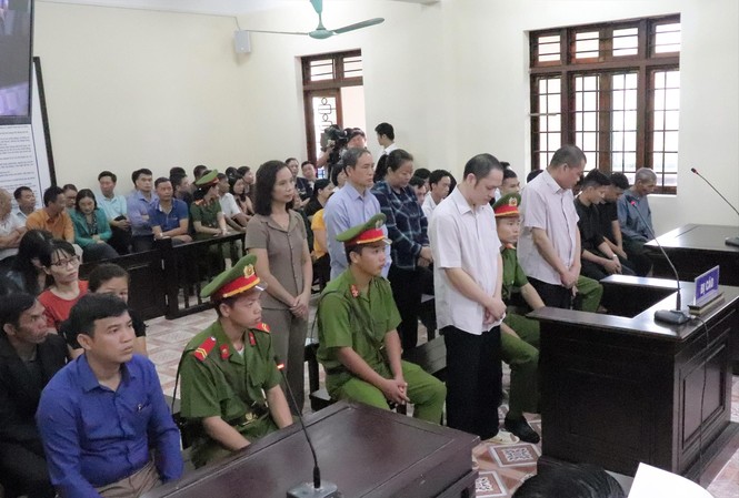 Vợ Chủ tịch tỉnh Hà Giang nhắn tin nhờ nâng điểm thế nào? Trong phòng xét xử vụ gian lận điểm thi ở Hà Giang Ảnh: Nguyễn Hoàn
