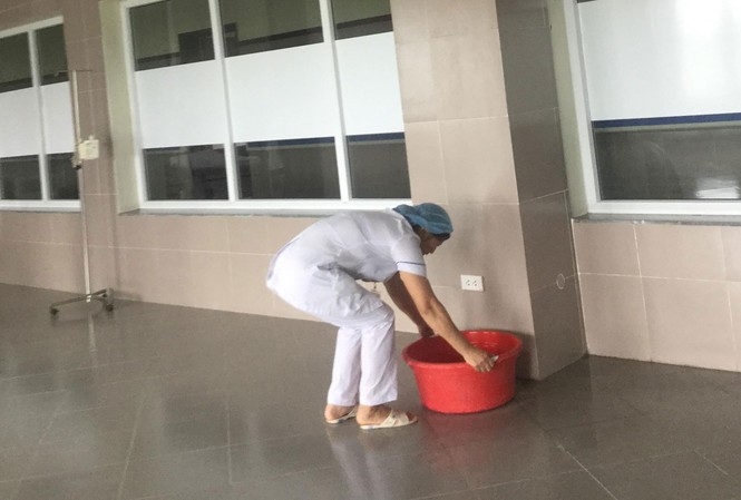 Bệnh viện 'nghìn tỷ' vừa sử dụng đã xuống cấp Mảng tường rơi rụng, nước rỉ chảy ngày đêm Ảnh: Duy Chiến