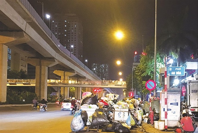 Hà Nội ô nhiễm rác, bụi: Nhiều đơn vị xử lý rác thải kém năng lực? Công ty Minh Quân tập kết rác thải gây cản trở giao thông tại Hà ĐôngẢnh: Ngọc Hải
