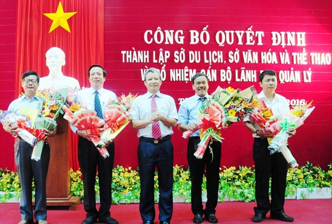 Nguyên nhân 'ngâm' bổ nhiệm 2 giám đốc sở Ông Lê Hữu Minh (thứ hai từ phải qua) được phân công làm Phó giám đốc phụ trách, rồi quyền Giám đốc Sở Du lịch TT-Huế từ khi cơ quan này được thành lập năm 2016Ảnh: N.V