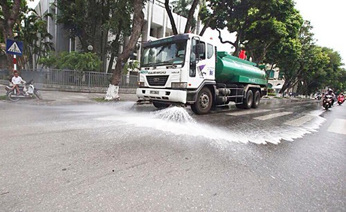 Nhiều tuyến phố Hà Nội được 'tắm' trở lại sau 3 năm tạm dừng Nhiều tuyến phố Hà Nội được 'tắm' trở lại sau 3 năm tạm dừng
