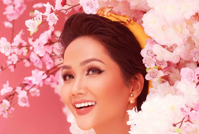 'Tết Yêu thương' bận rộn của Hoa hậu H’Hen Niê Hoa hậu H’Hen Niê xinh đẹp đón Tết Kỷ Dậu