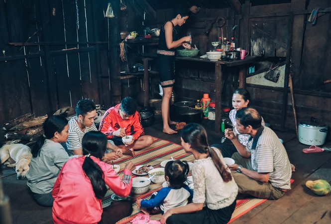 Không gian đón Tết đầm ấm, giản dị của H'Hen Niê tại quê nhà Không gian đón Tết đầm ấm, giản dị của H'Hen Niê tại quê nhà