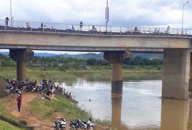 Tìm thấy thi thể 2 em nhỏ bám đuôi bò qua sông Đăk Bla Sông Đắk Bla nơi 2 cháu bé bị đuối nước