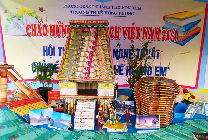 Sôi động các hoạt động hưởng ứng Ngày Sách tại Kon Tum Thi xếp sách nghệ thuật