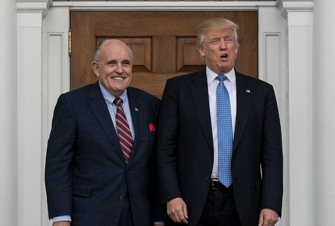 Vụ Nga can thiệp bầu cử Mỹ: Luật sư yêu cầu điều tra công tố viên Luật sư Rudy Giuliani (trái)