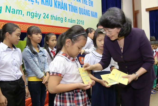 BẢN TIN GIỚI TRẺ: Trao quà năm học mới cho con em chiến sĩ, ngư dân Phó chủ tịch nước Đặng Thị Ngọc Thịnh trao quà cho học sinh con em chiến sĩ và bà con ngư dân Quảng Nam