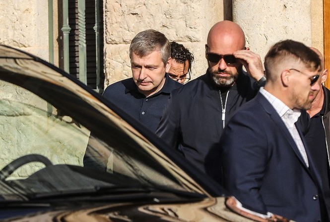 Tỷ phú Nga bị bắt vì hối lộ hàng tỷ USD Tỷ phú Rybolovlev (ngoài cùng bên trái) rời tòa án Monaco sau phiên tranh tụng với Yves Bouvier.