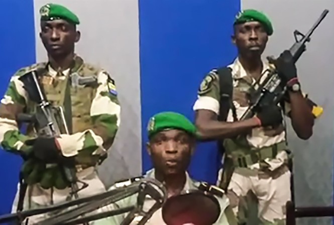 Quân đội Gabon kêu gọi đảo chính trên các phương tiện truyền thông Ba người lính Gabon đội mũ beret đang kêu gọi đảo chính trên mạng xã hội