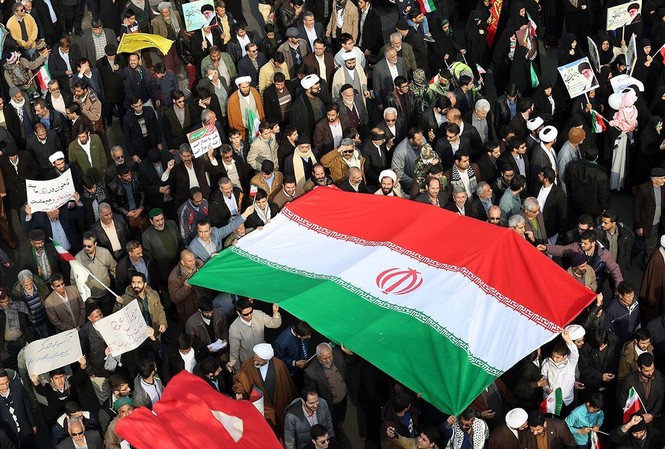 Iran bắt giam cựu lính Hải quân Mỹ lần đầu tiên dưới thời Trump Iran xác nhận đã bắt giam cựu lính Hải quân Mỹ. Trong ảnh là người dân Iran tuần hành ủng hộ Chính phủ trước tình hình khó khăn của đất nước