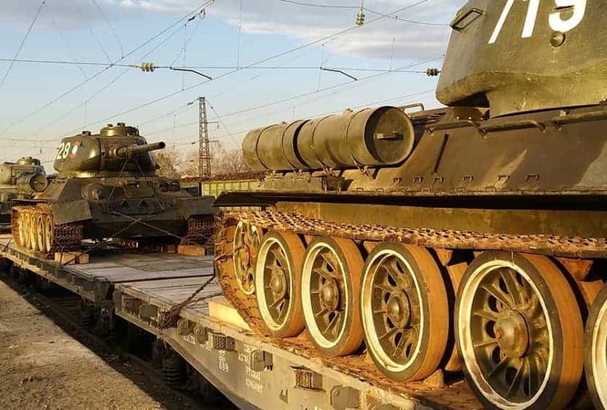 Nga tiếp nhận xe tăng T-34 từ... Lào Lô hàng xe tăng T-34 đợt đầu tiên gồm 30 chiếc vận chuyển từ Lào đã đến Nga trong những ngày đầu năm 2019
