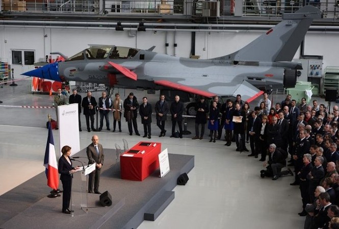 Pháp đặt hàng 28 máy bay chiến đấu Rafale trị giá hơn 2 tỷ USD Quang cảnh buổi lễ tiếp nhận máy bay chiến đấu Rafale thế hệ mới của Không quân Pháp