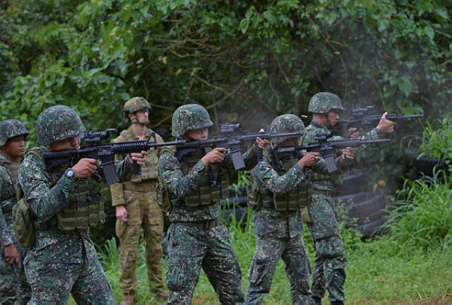 Quân đội Philippines tổng tấn công phiến quân Abu Sayyaf Quân đội Philippines vừa tiến hành một cuộc tấn công quy mô lớn nhằm vào nhóm phiến quân Abu Sayyaf, miền nam Phlippines