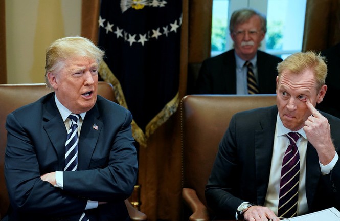 Bộ trưởng Quốc phòng Mỹ bất ngờ đến Afghanistan Bộ trưởng Quốc phòng Mỹ Patrick Shanahan (phải) vừa có chuyến đi bất ngờ đến Afghanistan