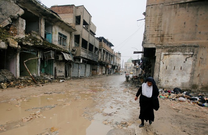 Cuộc sống 'như địa ngục' của người dân Mosul sau giải phóng Một người phụ nữ di chuyển khó nhọc trong thành phố Mosul tan hoang