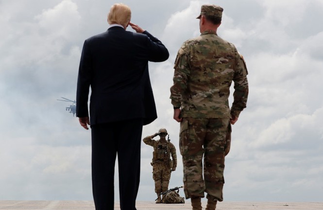 Nhật Bản, Hàn Quốc coi Mỹ là 'mối đe dọa chính' an ninh toàn cầu Tổng thống Mỹ Donald Trump chào điều lệnh với binh sĩ Mỹ tại căn cứ quân sự New York