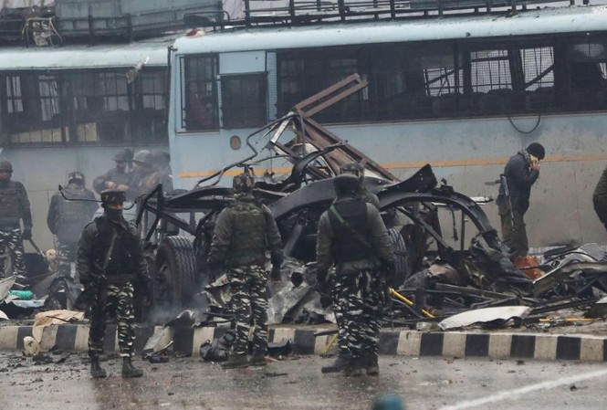 Ấn Độ cáo buộc Pakistan 'nhúng tay' vụ đánh bom Kashmir Lực lượng an ninh Ấn Độ tiên hành điều tra tại hiện trường sau khi xảy ra vụ đánh bom