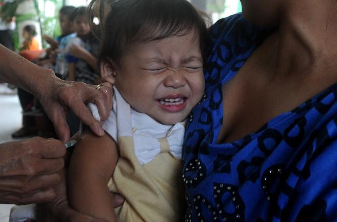 Gần 3 triệu trẻ em Philippines khốn khổ vì dịch sởi Điều trị sởi cho trẻ em Philippines (Ảnh: CNN)