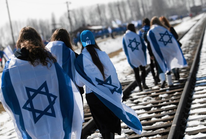 Đối mặt 10 năm tù vì...đánh cắp thanh ray tàu hỏa trại diệt chủng Auschwitz Người Israel choàng quốc kỳ lên người trong khi diễu hành trên đường ray ở trại diệt chủng Auschwitz khét tiếng của Phát xít Đức