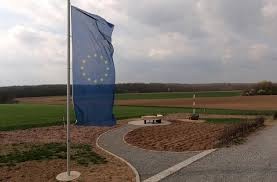 Ngôi làng nhỏ tại Đức có thể trở thành trung tâm châu Âu sau Brexit Lá cờ EU phấp phới bay bên điểm dấu đỏ-trắng, là trung tâm của EU trong tương lai, tại làng Gadheim, Đức, trong trường hợp Brexit diễn ra