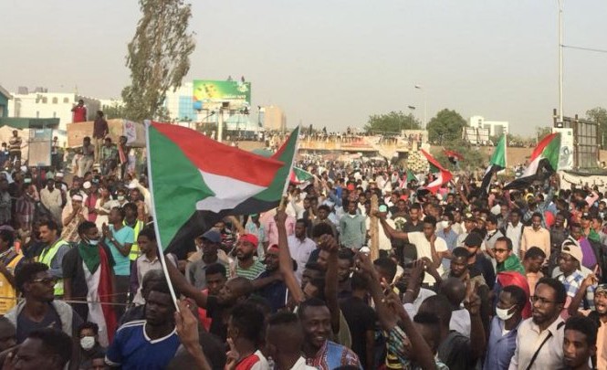 Nhìn lại bốn tháng bất ổn tại Sudan vừa qua Người biểu tình Sudan trước trụ sở Bộ Quốc phòng tại thủ đô Khartoum