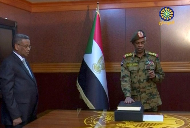 Hội đồng Quân sự Sudan cam kết duy trì chính phủ dân sự Bộ trưởng Quốc phòng Sudan Awad Mohamed Ahmed Ibn Auf tuyên thệ trước khi nắm giữ cương vị mới là Chủ tịch Hội đồng Quân sự Chuyển tiếp Sudan