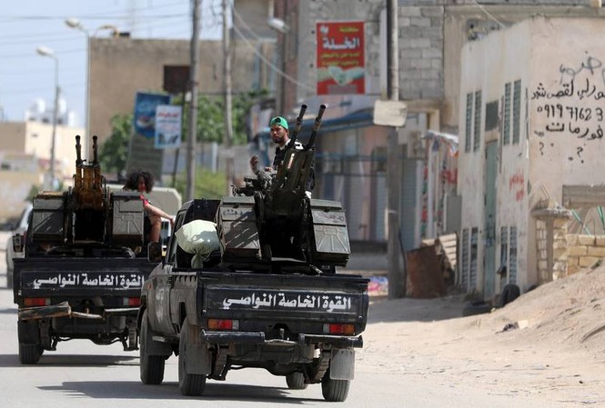 Quân đội chính phủ Libya tại Tripoli bắt giữ tù binh lực lượng LNA Binh sĩ quân đội chính phủ Libya ở thủ đô Tripoli trên những chiếc xe vũ trang
