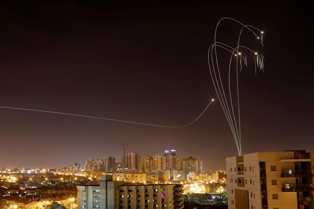 Xung đột lại nổ ra tại dải Gaza, ghi nhận thương vong về người Hệ thống phòng không Vòm Sắt của Israel đánh chặn tên lửa từ dải Gaza, Palestine tại thành phố Ashkelon