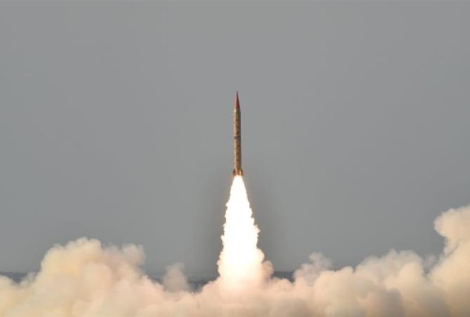 Quân đội Pakistan thử tên lửa đạn đạo Shaheen-II Tên lửa Shaheen-II có thể mang đầu đạn thường và đầu đạn hạt nhân, với tầm bắn lên đến 1500 km