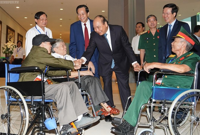 Tuyên dương 500 thương binh nặng tiêu biểu toàn quốc năm 2019 Thủ tướng thăm hỏi các đồng chí thương binh nặng tới dự buổi gặp mặt. Ảnh: VGP/Quang Hiếu