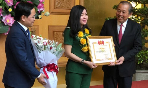 Cán bộ, công chức trẻ nói đi đôi với làm Phó Thủ tướng thường trực Chính phủ Trương Hoà Bình, Bí thư thường trực T.Ư Đoàn Nguyễn Anh Tuấn tặng bằng khen, hoa cho các gương cán bộ, công chức viên chức trẻ. Ảnh: Bình Minh