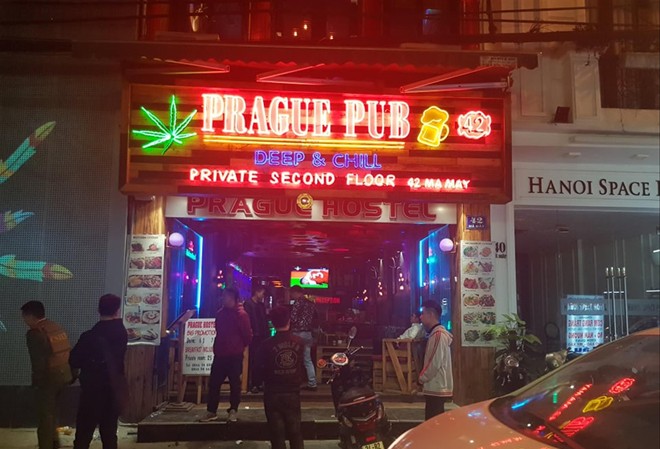 Phố cổ sau 0 giờ Một quán bar trên phố cổ vẫn sôi động sau 2 giờ các tối cuối tuần. Chỉ tạm đóng cửa khi có lực lượng cảnh sát xuất hiện