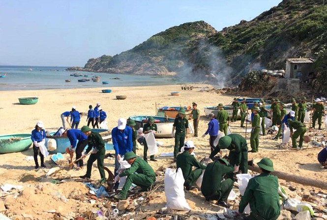 Tuổi trẻ quân đội sôi nổi hưởng ứng Tháng Thanh niên ĐVTN và các cán bộ, chiến sĩ BĐBP Bình Định tham gia vệ sinh môi trường biển. Ảnh: CTV