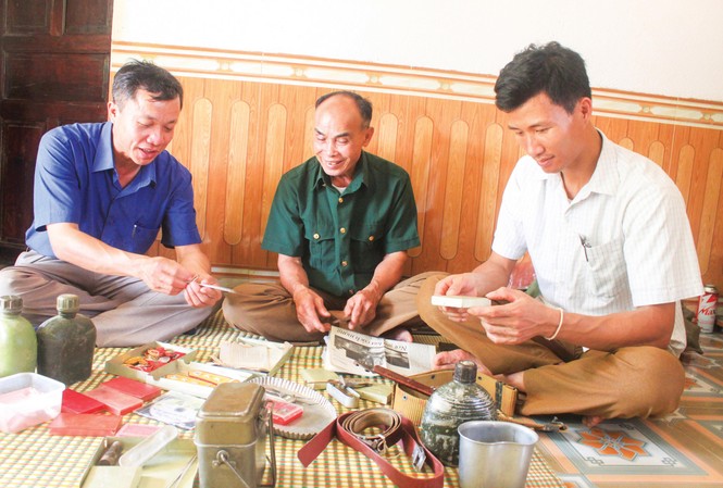 Người lưu giữ hàng trăm kỷ vật của đồng đội Một số hình ảnh ông Phạm Văn Mão (mặc áo bộ đội) đang giới thiệu các kỷ vật chiến tranh ông tìm được cho mọi người. Ảnh: Hoàng Lam