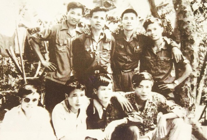Người lính già và ký ức Tháng Tư Ban Tham mưu Trung đoàn 88 chụp ảnh lưu niệm ngày 28/4/1975 tại Cần Giuộc, Long An (Thiếu tướng Thổ đứng hàng trên, thứ hai từ phải sang)