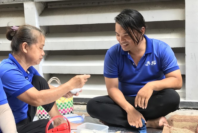 Mẹ con lao công trả lại 7.400 USD cho khách Tây: Không phải của mình không xài Hàng ngày mẹ con anh Hiền nấu cơm ở nhà mang đến chỗ làm ăn để tiết kiệm tiền