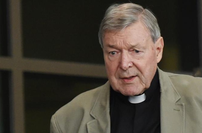 Phía sau vụ nữ sinh trường công giáo bị lạm dụng Hồng y George Pell rời tòa án ở Melbourne giai đoạn trước khi bị kết án 6 năm tù. Ảnh: Getty