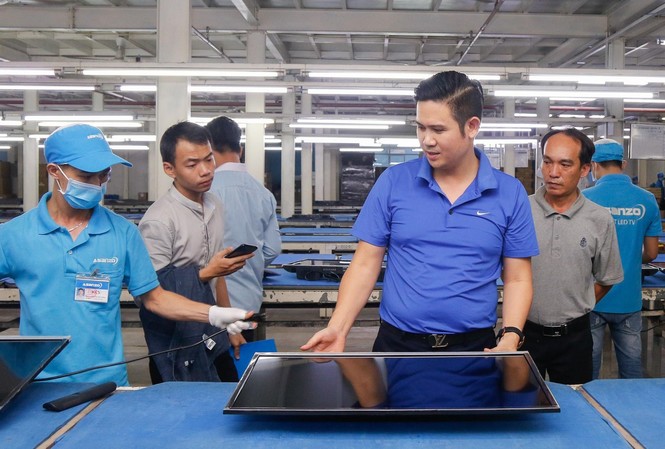 Để hàng Trung Quốc 'đội lốt' hàng Việt là lừa dối Chủ tịch Asanzo Phạm Văn Tam tại dây truyền lắp tivi. Ảnh: PV