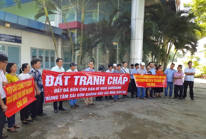 Chủ đầu tư mang sổ đỏ đi cầm, hàng trăm hộ dân điêu đứng Các hộ dân đến Cty 8 chi nhánh thành phố Cần Thơ căng băng rôn phản đối và yêu cầu trả giấy chứng nhận quyền sử dụng đất