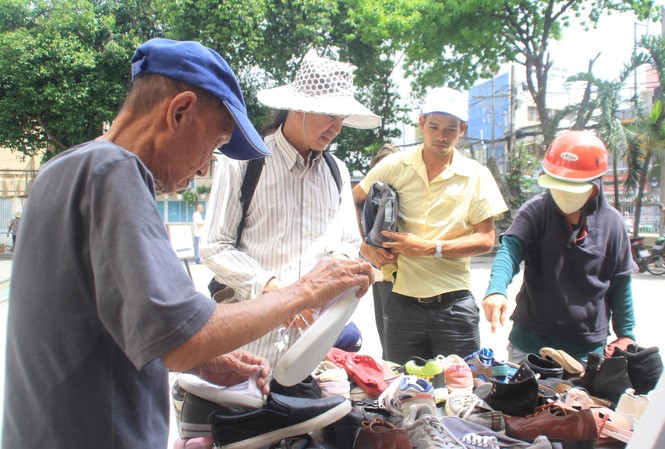 Gian hàng '0 đồng' Người dân chọn lựa những món đồ mình thích tại gian hàng. Ảnh: NGÔ TÙNG