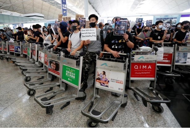 Hong Kong có bị đẩy đến 'bờ vực thẳm'? Người biểu tình tại sân bay Hong Kong. Ảnh: Reuters