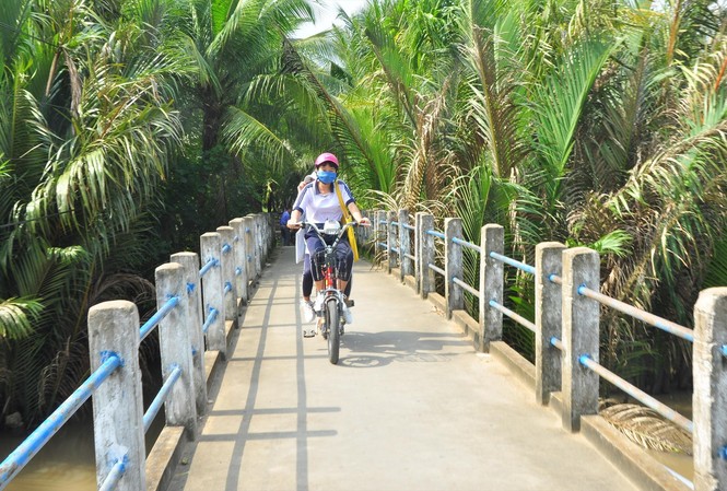 Những cây cầu mang dấu ấn tuổi trẻ Bách khoa Học sinh đi trên cầu do sinh viên ĐH Bách khoa xây cách đây gần 20 năm ở xã Long Mỹ (Giồng Trôm, Bến Tre). ẢNH: HÒA HỘI