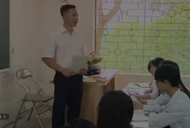 Thầy giáo dạy văn thích đu dây, trèo tường… Thầy giáo Vương Thành Trung trên bục giảng