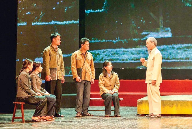Hình tượng Bác Hồ và một đời nghệ sĩ Suốt 40 năm làm nghệ thuật, Tiến Hợi đã hàng nghìn lần vào vai Bác Hồ