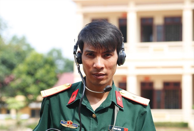 'Đầu tàu' sáng kiến ở X89 Thiếu tá Hoàng Thanh Hà cùng sáng kiến “Máy điện thoại HA14” đạt giải Ba
toàn quân. ẢNH: BÙI HIỆP