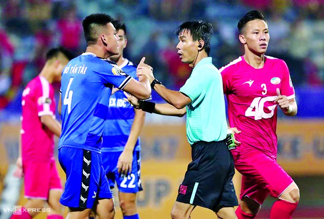 Khóc cười với các ông 'vua áo đen' Trọng tài Trương Hồng Vũ sẽ bị kỷ luật sau quyết định "bẻ còi" trên sân Hàng Đẫy tối 20/9